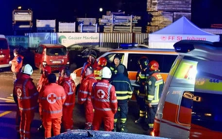 Θρήνος στην Ιταλία: Αυτοκίνητο παρέσυρε ομάδα τουριστών – Έξι νεκροί, έντεκα τραυματίες